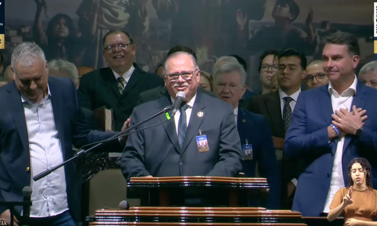 Da esquerda para a direita, Alfredo Gaspar, vice candidato à presidência, Pastor José Orisvaldo Nunes de Lima e Flávio Bolsonaro, candidato à presidência - (crédito: Reprodução/YouTube)