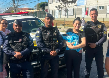 Guarda Municipal ajuda a salvar recém-nascido engasgado na capital mineira -  (crédito: Guarda Civil Municipal/Reprodução)