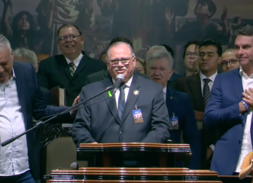 Da esquerda para a direita, Alfredo Gaspar, vice candidato à presidência, Pastor José Orisvaldo Nunes de Lima e Flávio Bolsonaro, candidato à presidência -  (crédito: Reprodução/YouTube)