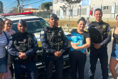 Guarda Municipal ajuda a salvar recém-nascido engasgado na capital mineira -  (crédito: Guarda Civil Municipal/Reprodução)