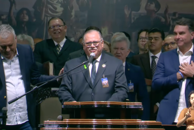Da esquerda para a direita, Alfredo Gaspar, vice candidato à presidência, Pastor José Orisvaldo Nunes de Lima e Flávio Bolsonaro, candidato à presidência -  (crédito: Reprodução/YouTube)