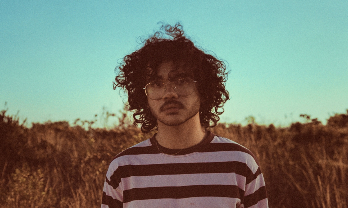 Em novo disco, o compositor e produtor Rafa Bicalho encarra marcas deixadas pelo passado em sua vida; "Um certo azul na sala" vai fica disponíveis nas plataformas digitais nesta quinta-feira (27/8) - (crédito: Rafaela Dinardi)