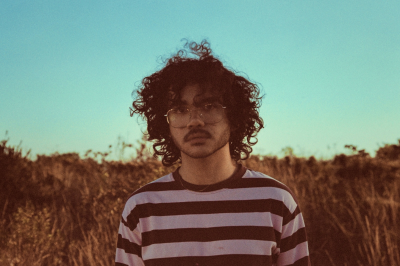 Em novo disco, o compositor e produtor Rafa Bicalho encarra marcas deixadas pelo passado em sua vida; 'Um certo azul na sala' vai fica disponíveis nas plataformas digitais nesta quinta-feira (27/8) -  (crédito: Rafaela Dinardi)