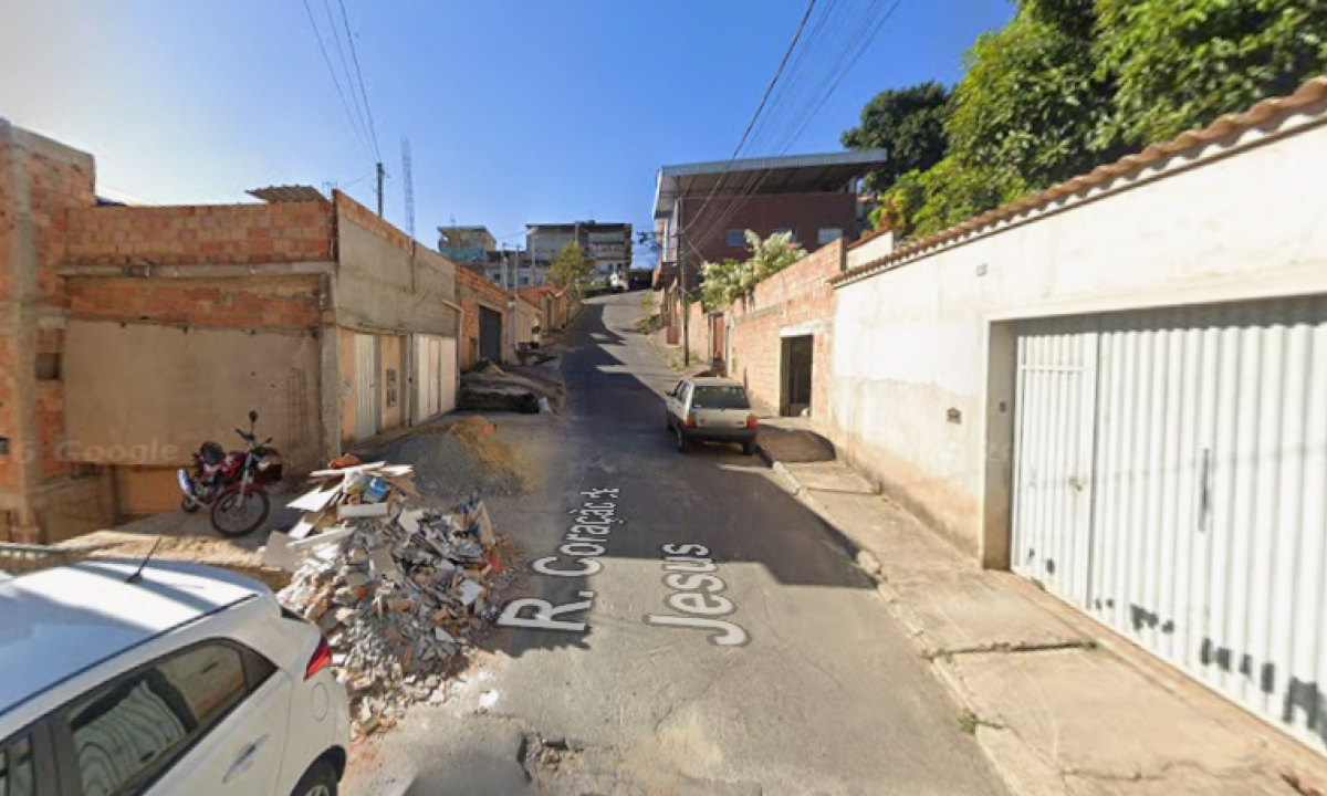 Suspeito atira em diversos policiais e morre durante confronto na Grande BH - (crédito: Google Street View/Reprodução)