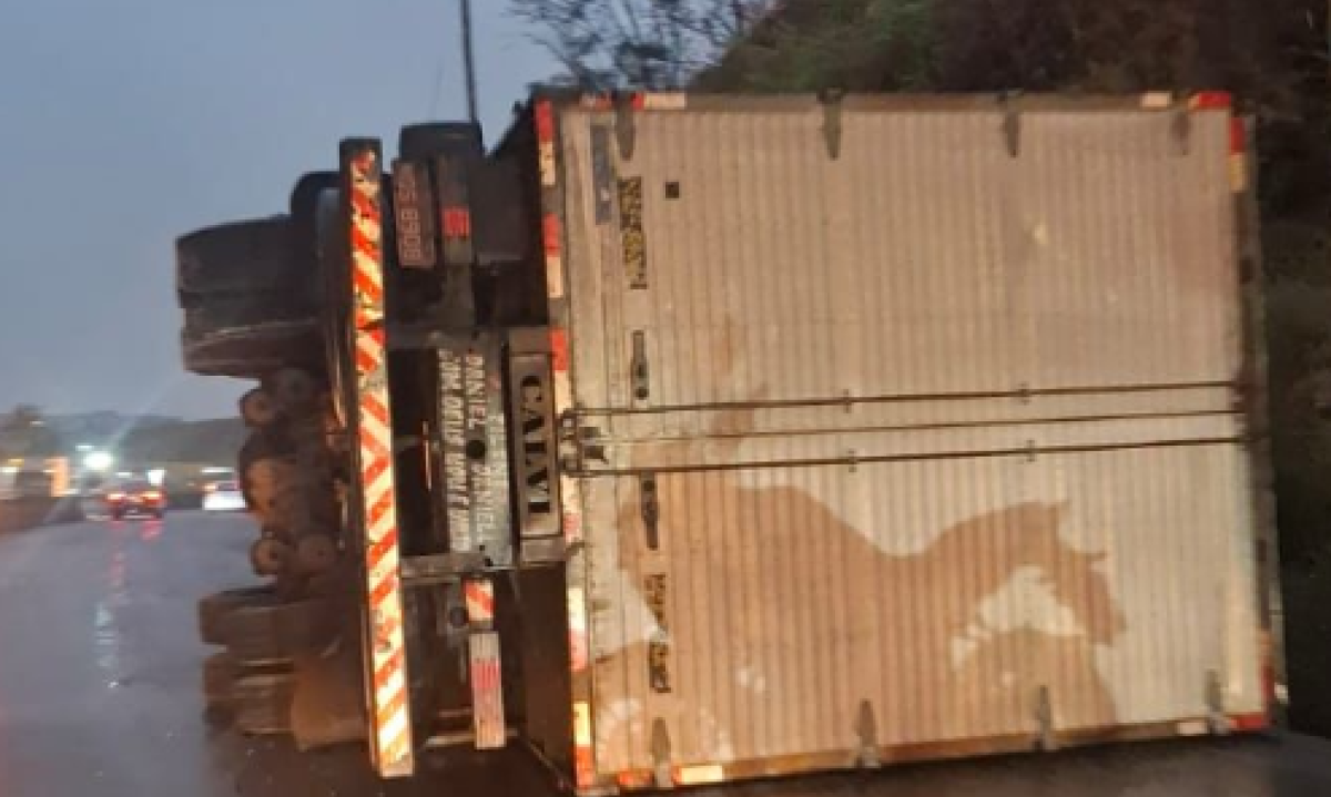 Carreta tomba na entrada de BH e provoca congestionamento na BR-381 - (crédito: Redes Sociais/Reprodução)