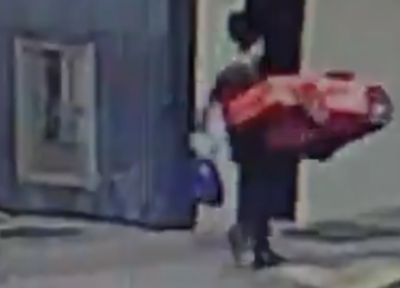 Momento em que o homem é flagrado por câmera de segurança caminhando com o carrinho de brinquedo furtado -  (crédito:  Reprodução redes sociais)