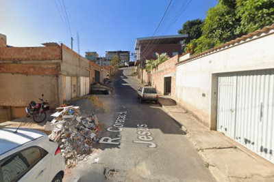 Suspeito atira em diversos policiais e morre durante confronto na Grande BH -  (crédito: Google Street View/Reprodução)