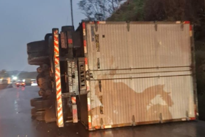 Carreta tomba na entrada de BH e provoca congestionamento na BR-381 -  (crédito: Redes Sociais/Reprodução)