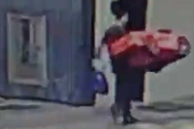 Momento em que o homem é flagrado por câmera de segurança caminhando com o carrinho de brinquedo furtado -  (crédito:  Reprodução redes sociais)