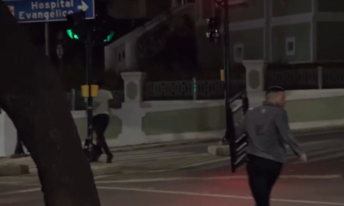 Com cadeira na mão, funcionário corre atrás de suspeito de assalto na capital mineira - (crédito: TV Alterosa/Reprodução)