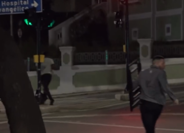 Com cadeira na mão, funcionário corre atrás de suspeito de assalto na capital mineira -  (crédito: TV Alterosa/Reprodução)