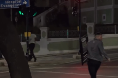 Com cadeira na mão, funcionário corre atrás de suspeito de assalto na capital mineira -  (crédito: TV Alterosa/Reprodução)