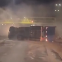 BR-040: vídeo flagra momento em que carreta em zigue-zague tomba - Redes Sociais/Reprodução