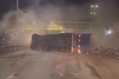 Câmera registra momento em que carreta tomba e fecha a BR-040 -  (crédito: Redes Sociais/Reprodução)