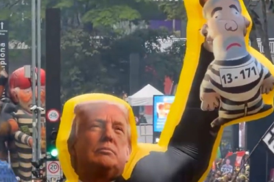 Boneco infl&aacute;vel retratando Donald Trump segurando figura de Lula em uniforme de presidi&aacute;rio com '13-171' no ato da Paulista -  (crédito: Reprodu&ccedil;&atilde;o/Redes sociais)