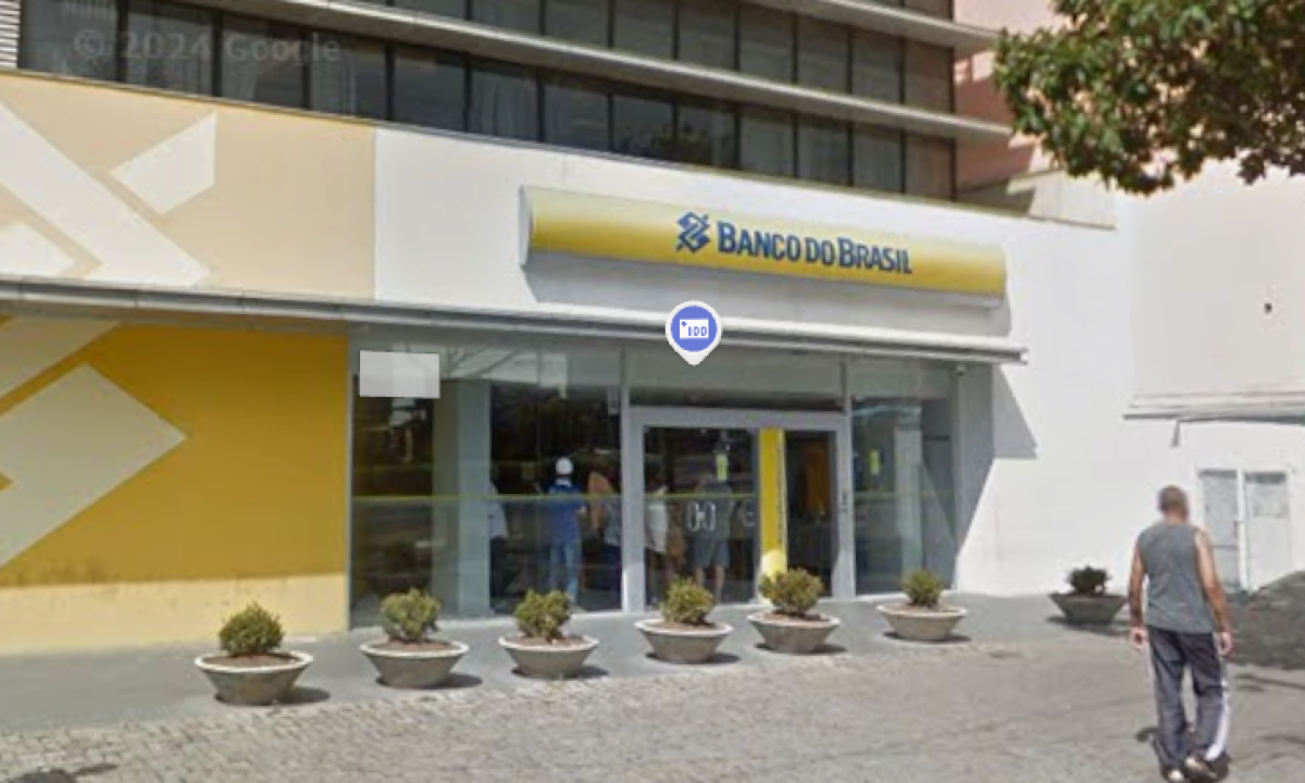 Grupo escolhe feriado para invadir banco, mas PM flagra plano em Contagem - (crédito: Google Street View/Reprodução)