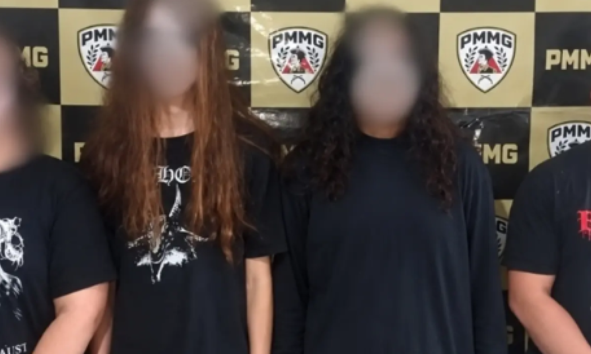 De rosto pintado, jovens furtam ossos humanos de cemitério em Uberaba - (crédito: Redes Sociais/Reprodução)