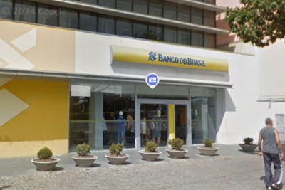 Grupo escolhe feriado para invadir banco, mas PM flagra plano em Contagem -  (crédito: Google Street View/Reprodução)