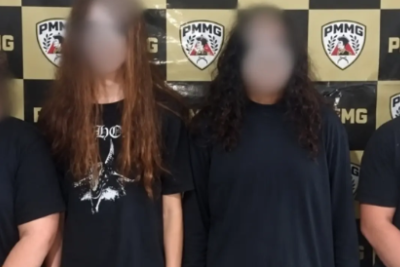 De rosto pintado, jovens furtam ossos humanos de cemitério em Uberaba -  (crédito: Redes Sociais/Reprodução)