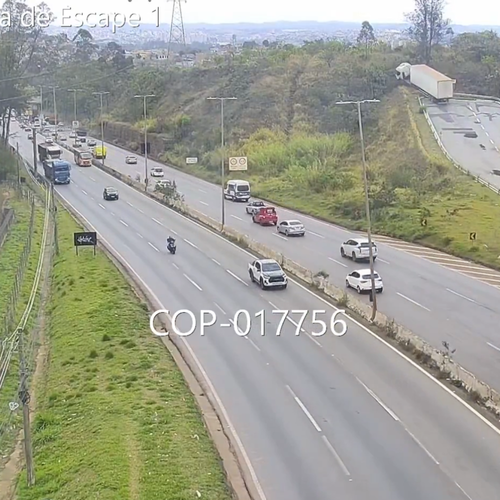 Vídeo: caminhão perde freio e invade sem controle área de escape no Anel Rodoviário