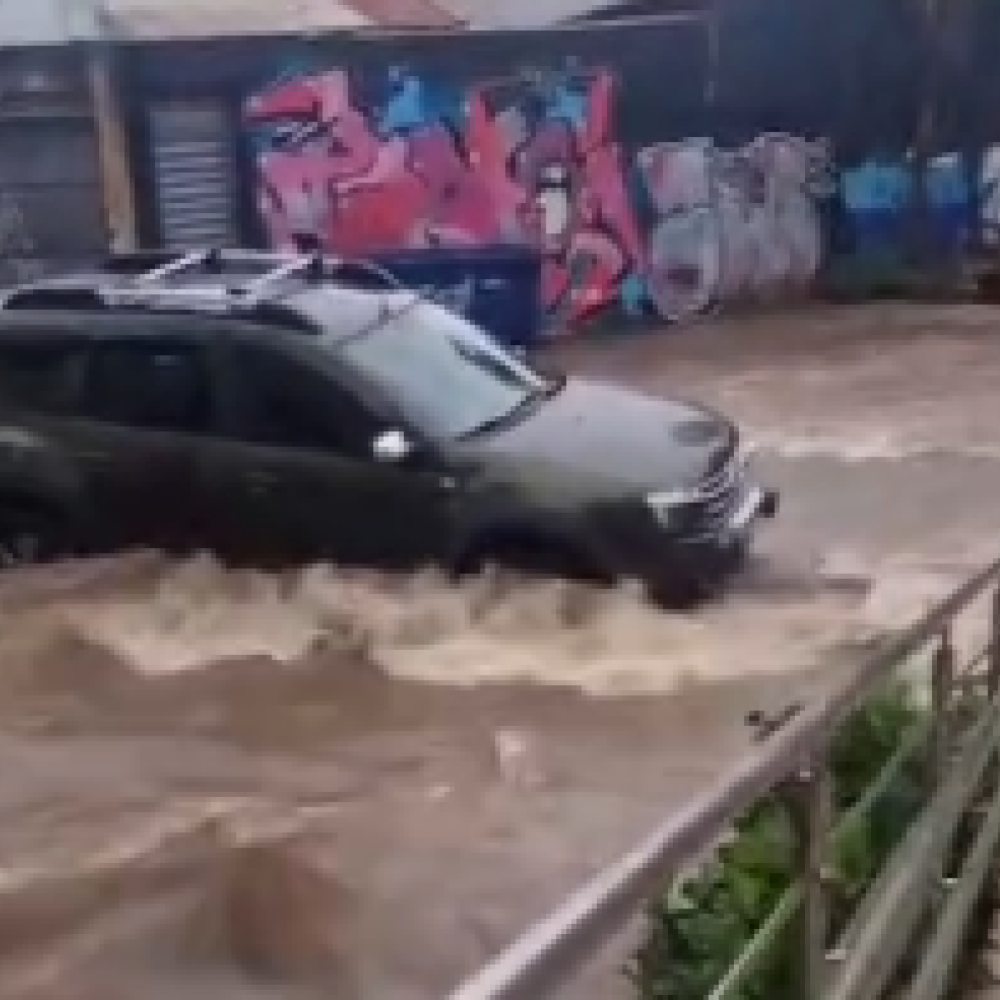 Ruas viram rios durante chuva forte em cidade do Sul de Minas; veja vídeo