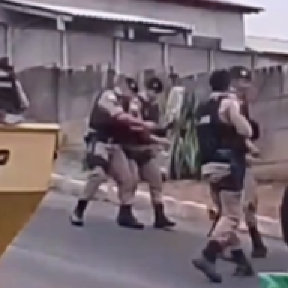 Homem reage a mandado, aponta revólver para PMs e acaba morto