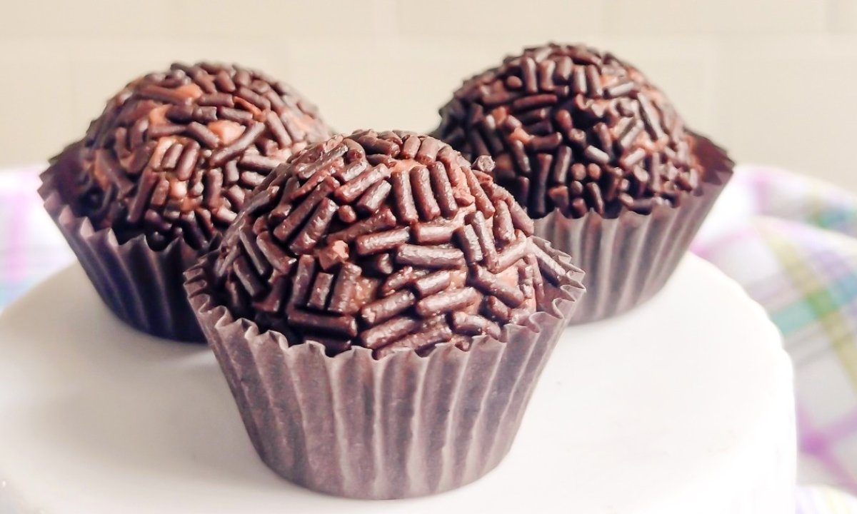 O brigadeiro de enrolar perfeito, com brilho e textura ideais, é o resultado das dicas e segredos compartilhados na matéria - (crédito: Cecília Oliveira/Divulgação)