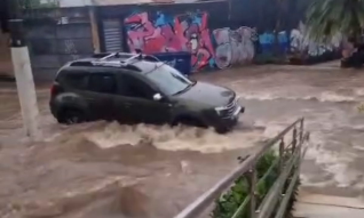 Enxurrada toma ruas de Pouso Alegre e mais chuva é prevista para esta quinta-feira - (crédito: Redes Sociais/Reprodução)