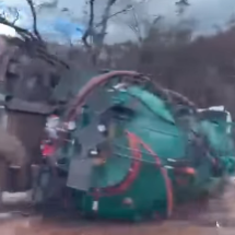 Caminhão carregado de água tomba na BR-381 - Reprodução/Redes Sociais