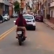 Mulher pilota sem capacete atrás de viatura da PM; veja o vídeo - Redes Sociais/Reprodução