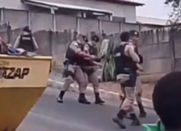 Homem aponta arma para policiais e morre baleado durante operação no interior de Minas -  (crédito: Redes Sociais/Reprodução)