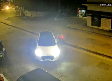 Imagens de câmera de segurança mostram um dos momentos em que o suspeito engata a marcha à ré e passa com o carro sobre a vítima -  (crédito: Reprodução)