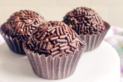 O brigadeiro de enrolar perfeito, com brilho e textura ideais, &eacute; o resultado das dicas e segredos compartilhados na mat&eacute;ria -  (crédito: Cec&iacute;lia Oliveira/Divulga&ccedil;&atilde;o)