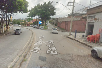 Mulher pede medida protetiva e dois dias depois é atropelada pelo ex no Barreiro -  (crédito: Google Street View/Reprodução)