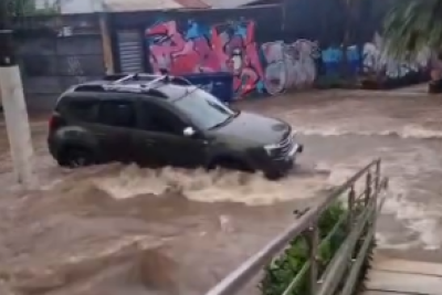 Enxurrada toma ruas de Pouso Alegre e mais chuva é prevista para esta quinta-feira  -  (crédito: Redes Sociais/Reprodução)
