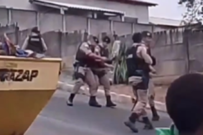 Homem aponta arma para policiais e morre baleado durante operação no interior de Minas -  (crédito: Redes Sociais/Reprodução)