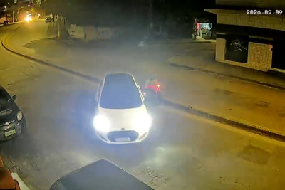 Imagens de câmera de segurança mostram um dos momentos em que o suspeito engata a marcha à ré e passa com o carro sobre a vítima -  (crédito: Reprodução)