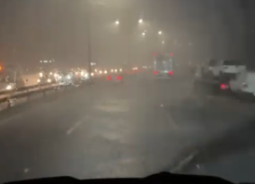 Motorista enfrenta baixa visibilidade durante temporal na BR-040 -  (crédito: Redes Sociais/Reprodução)