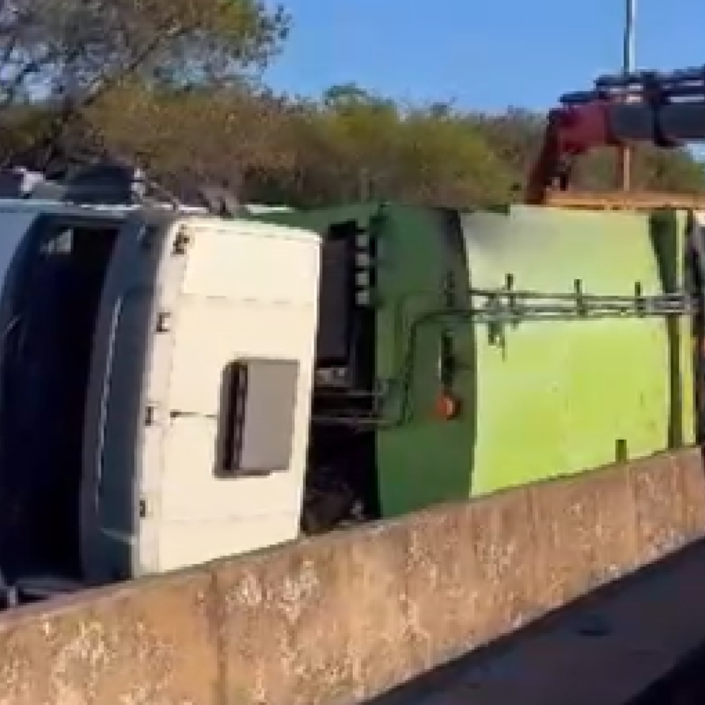 Caminhão de lixo tomba sobre viaduto e interdita o Anel Rodoviário de BH