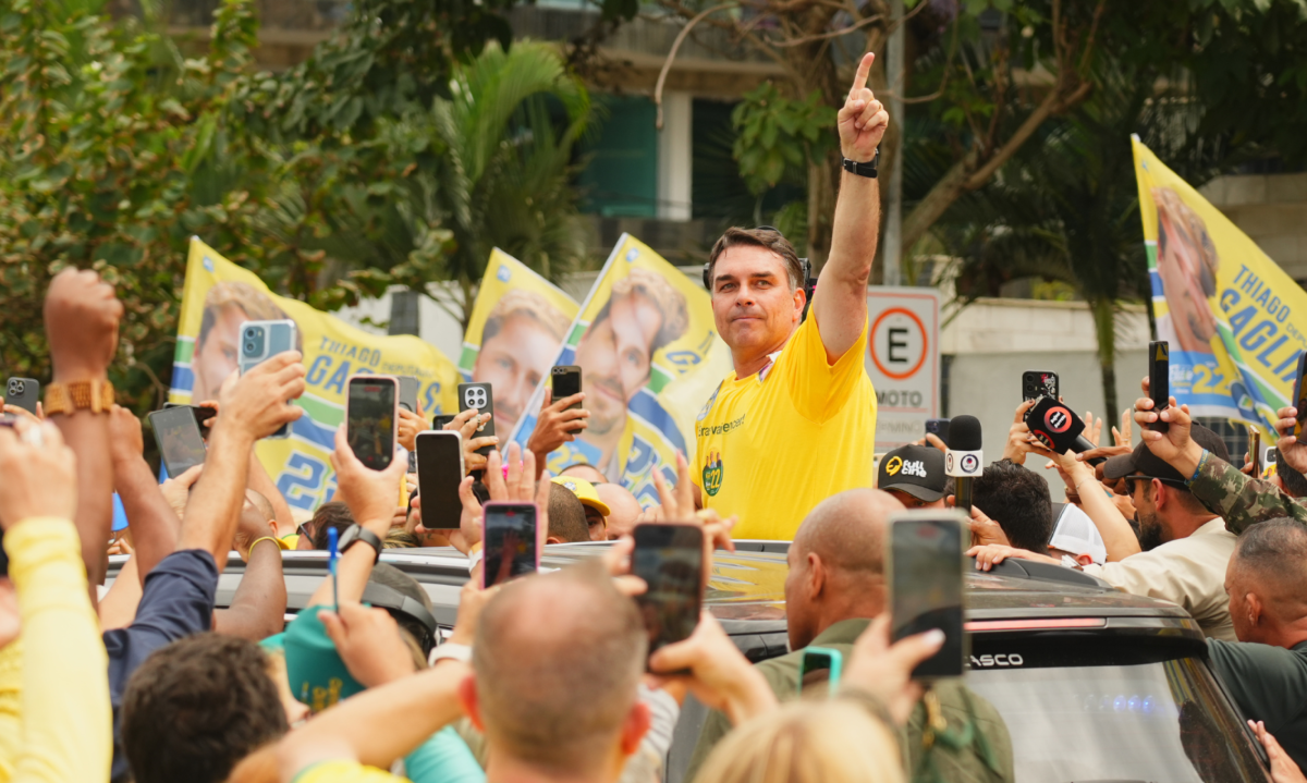 Flávio Bolsonaro em comício em Cabo Frio, na Região dos Lagos, no Rio de Janeiro - (crédito: Charles Vieira/Campanha Flávio Bolsonaro)