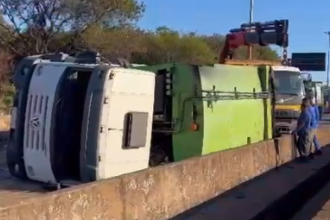 Caminhão de lixo tomba sobre viaduto e interdita o Anel Rodoviário de BH