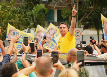 Flávio Bolsonaro em comício em Cabo Frio, na Região dos Lagos, no Rio de Janeiro -  (crédito: Charles Vieira/Campanha Flávio Bolsonaro)