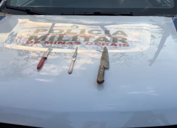 Facas que foram apreendidas com o suspeito na época do crime -  (crédito: PMMG/Divulgação)