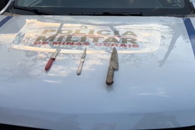 Facas que foram apreendidas com o suspeito na época do crime -  (crédito: PMMG/Divulgação)