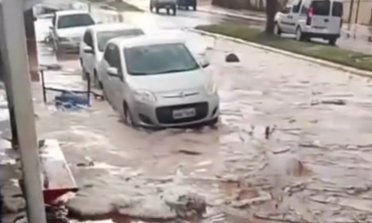 Chuva de granizo cobre ruas de gelo e causa estragos em cidade de MG - (crédito: Redes Sociais/Reprodução)