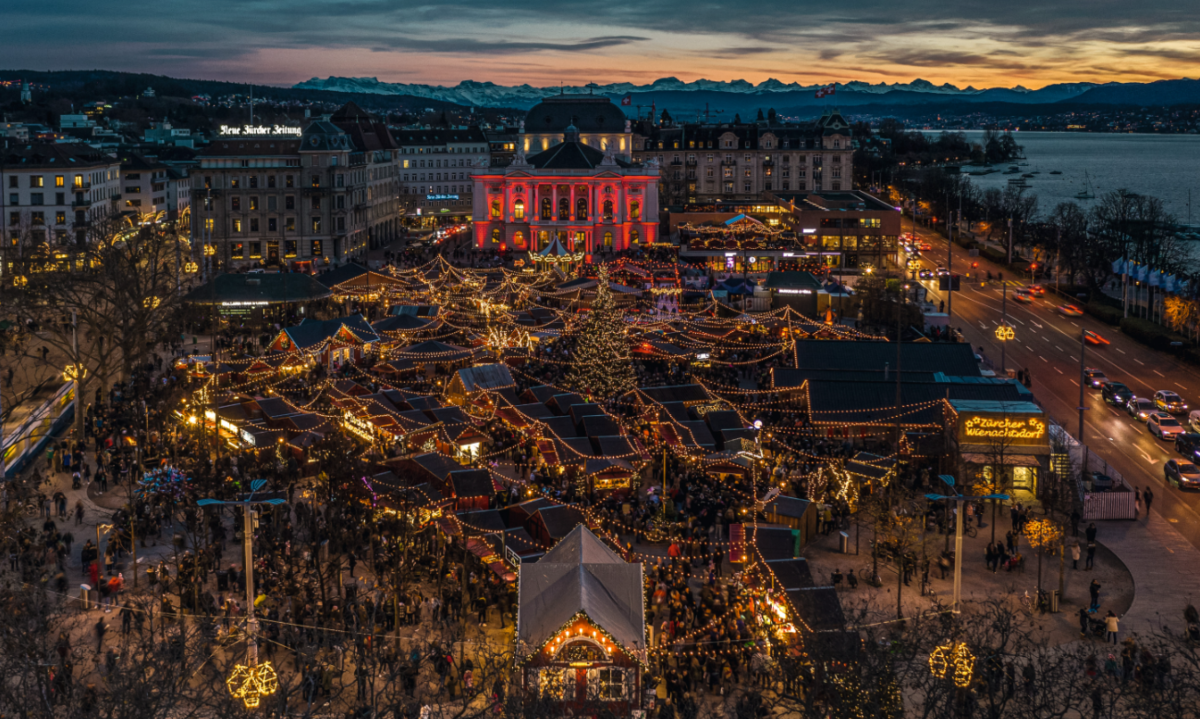 Em 2026, a novidade é o Bellevue Noël, na Sechseläutenplatz. O novo mercado terá como destaque uma coroa do Advento de 50 metros, com plataforma de observação Em 2026, a novidade é o Bellevue Noël, na Sechseläutenplatz. O novo mercado terá como destaque uma coroa do Advento de 50 metros, com plataforma de observação