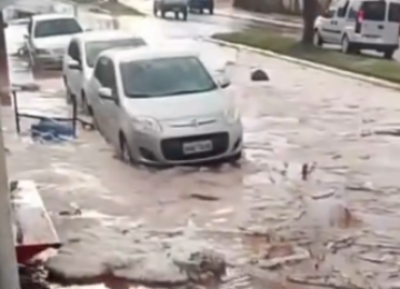 Chuva de granizo cobre ruas de gelo e causa estragos em cidade de MG -  (crédito: Redes Sociais/Reprodução)