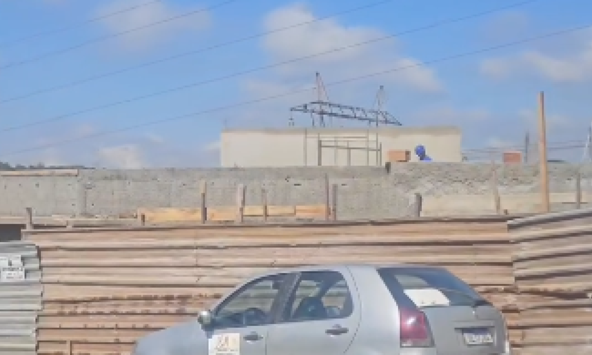 O suspeito queria furtar ferramentas de um canteiro de obras em Contagem - (crédito: Redes Sociais/Reprodução)