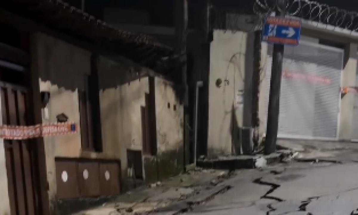 19 moradores deixam casas após desabamento de muro na Grande BH - (crédito: Redes Sociais/Reprodução)