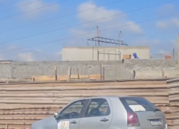 O suspeito queria furtar ferramentas de um canteiro de obras em Contagem  -  (crédito: Redes Sociais/Reprodução)
